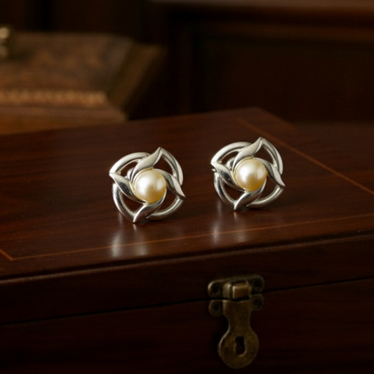 silver-toned pearl Studs