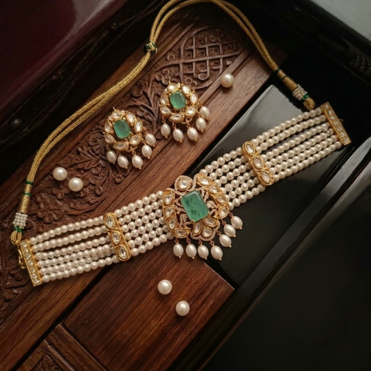 Beautiful Pearl Choker