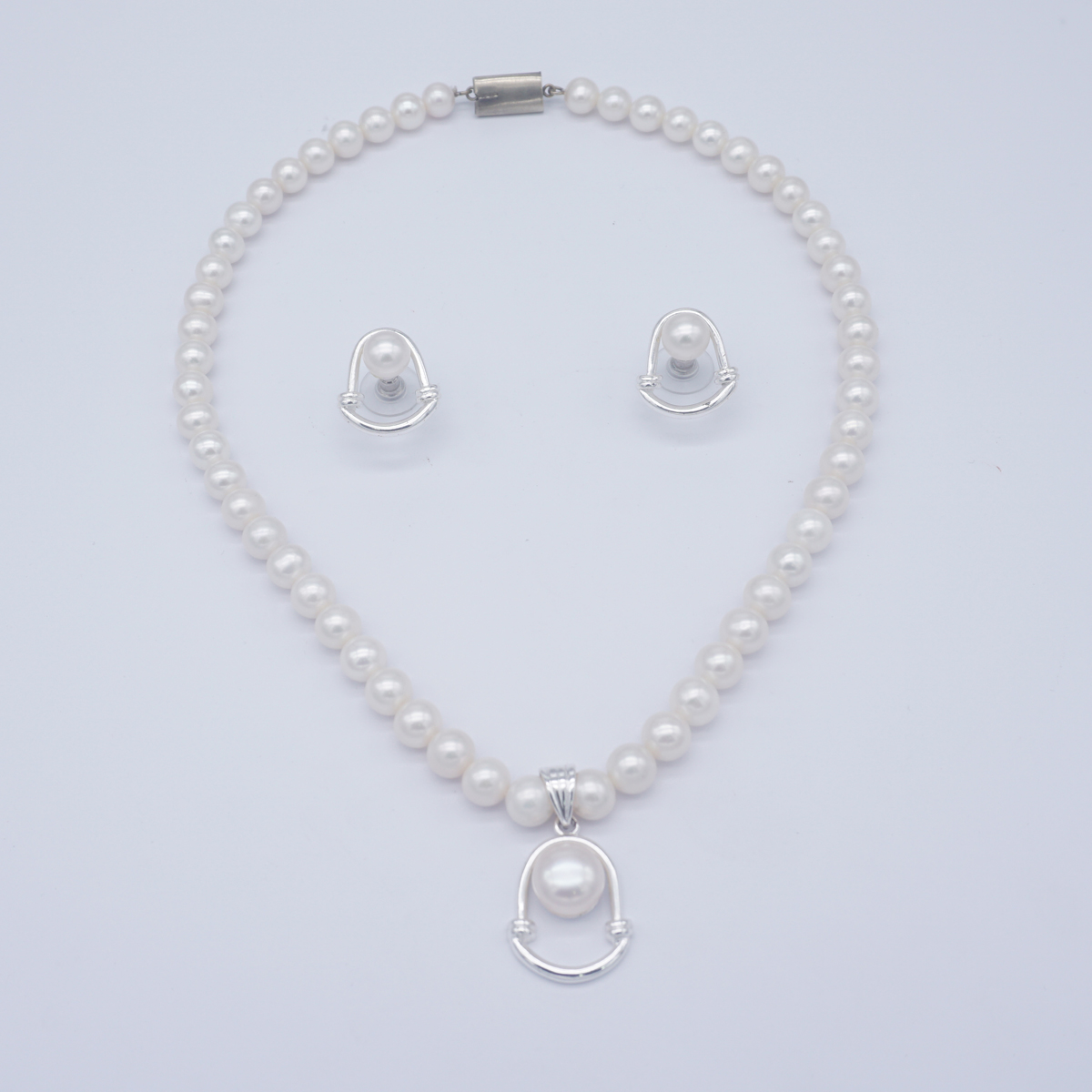 Fresh Water single row round shape white colour pearls in locket & earings
