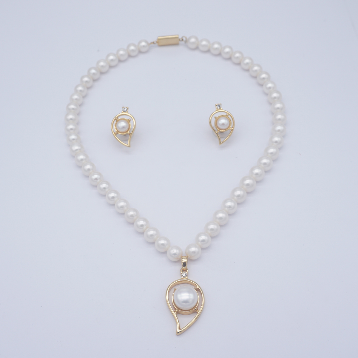 Fresh Water single row round shape white colour pearls in locket & earings